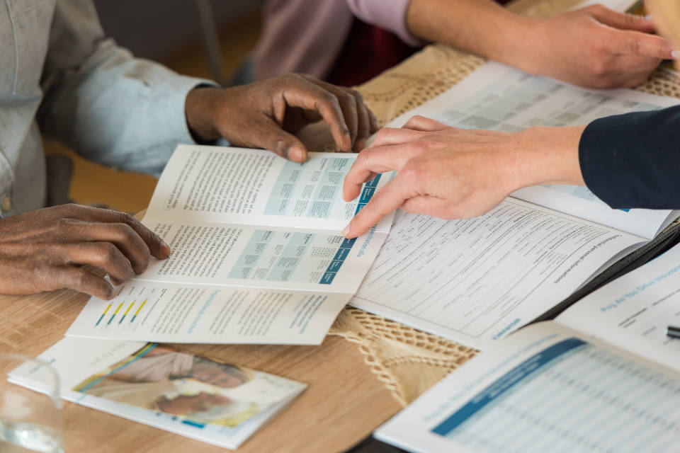 Jasa Desain Brosur, Sudah Cetak Premium tapi Gagal Closing 5 Alasan Brosur Anda Cuma ‘Numpang Lewat’ di Goodie Bag!