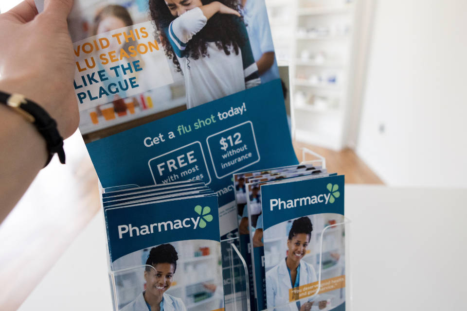 Jasa Desain Flyer Sudah Bayar Cetak + Sebar, tapi 99% Dibuang Autopsi 3 Detik Kegagalan Flyer Anda!