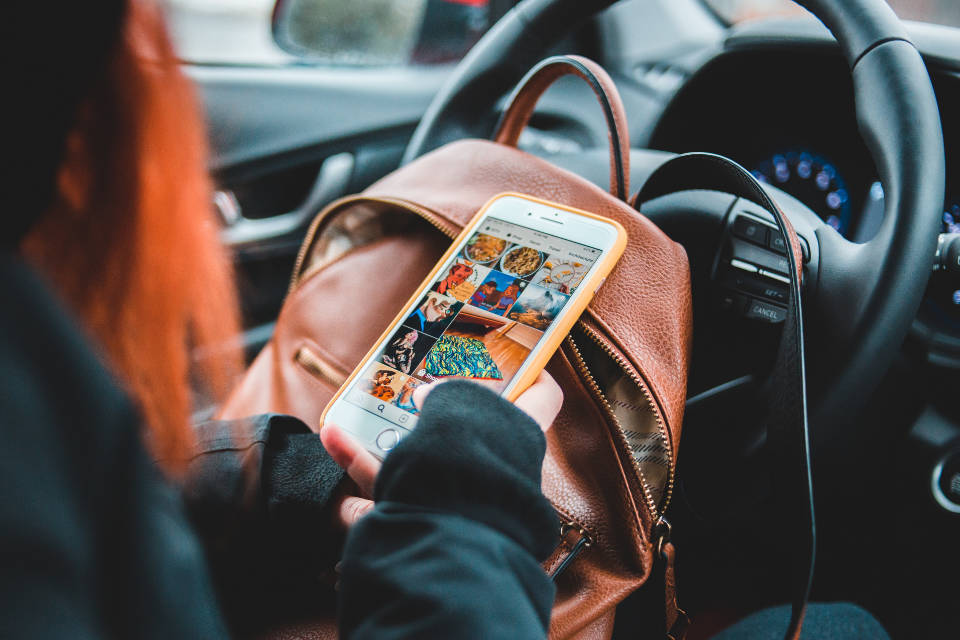 Jasa Desain Sosial Media Feed Anda ‘Gado-Gado’ dan Bikin Bingung 5 Tanda Brand Anda Krisis Identitas!